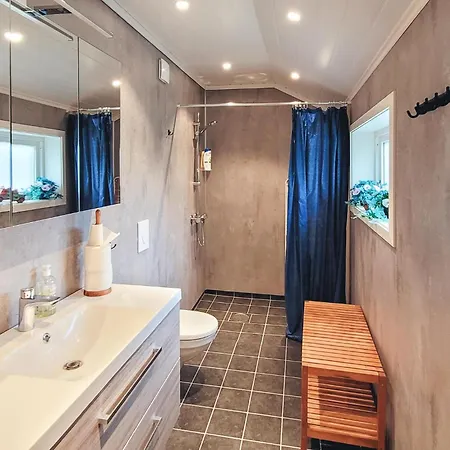 Beautiful In Vallavik With Kitchen Feriehus Djonno