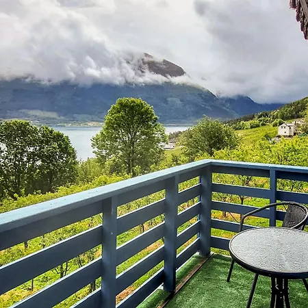 Beautiful In Vallavik With Kitchen